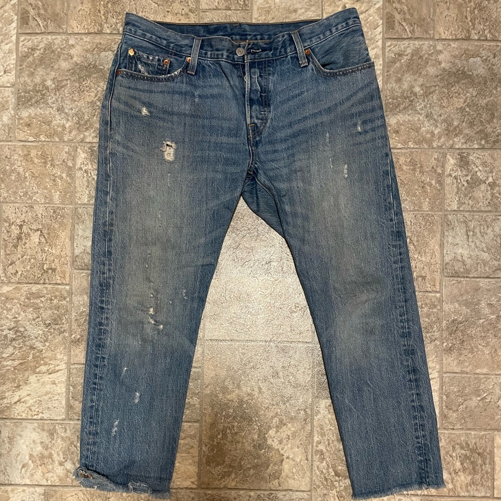 Boyfriend cropped Levi’s jeans
